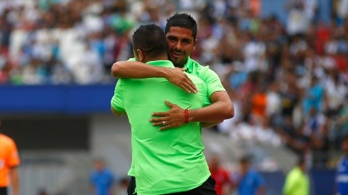 Miguel Riffo se abraza con Héctor Tapia en la banca de Colo Colo