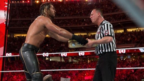 Seth Rollins cobra el maletín en WrestleMania