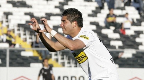 Felipe Flores festejando un gol con la camiseta de Colo Colo