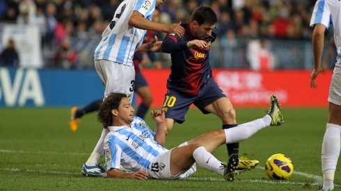 Manuel Iturra ante Lionel Messi en 2013, cuando jugaba por el Málaga