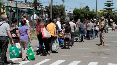 Se han reportado largas filas para ingresar a los supermercados producto de la cuarentena en Santiago.