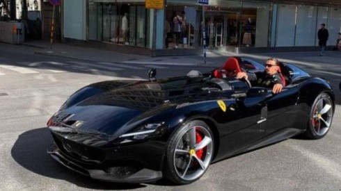 Zlatan arriba de su Ferrari