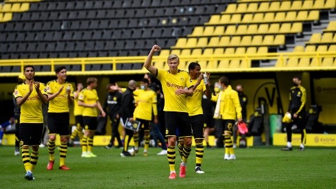 Los jugadors del Dortmund despidiéndose de la galería vacía