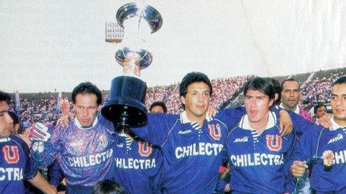 Víctor Castañeda levanta la Copa de 1994