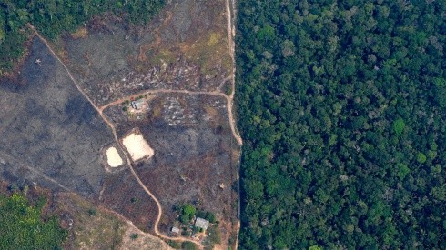 Desde el aire se pueden ver las deforestaciones de la Amazonía, como esta que corresponde al 2019.