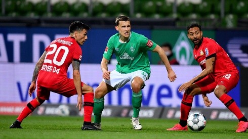 Charles Aránguiz enfrentando al Werder Bremen