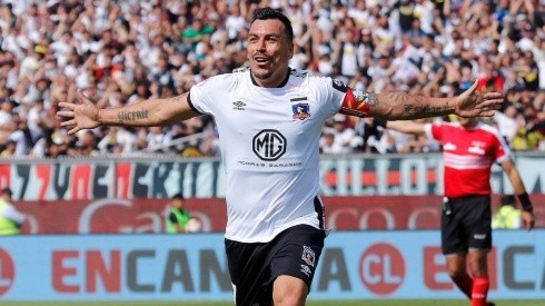 Esteban Paredes festejando el gol del récord