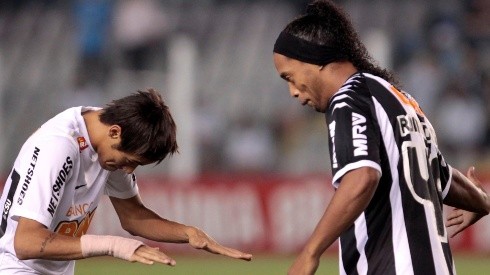 Neymar enfrentando a Ronaldinho en el Torneo Brasileño de 2013