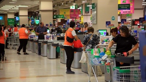 Este 21 de mayo los supermercados atenderán respetando los protocolos sanitarios y de seguridad por el covid-19.