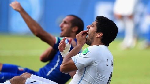 Suárez luego de morder a Chiellini en el Mundial 2014