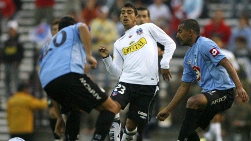 Arturo Vidal en 2007 con la camiseta de Colo Colo enfrentando a Deportes Iquique.