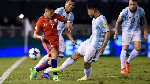 Alexis Sánchez y Sergio Agüero en la última visita de Chile a Argentina: derrota 1-0 para la Roja