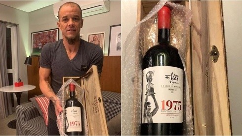 D'Alessandro con el vino de don Elías.