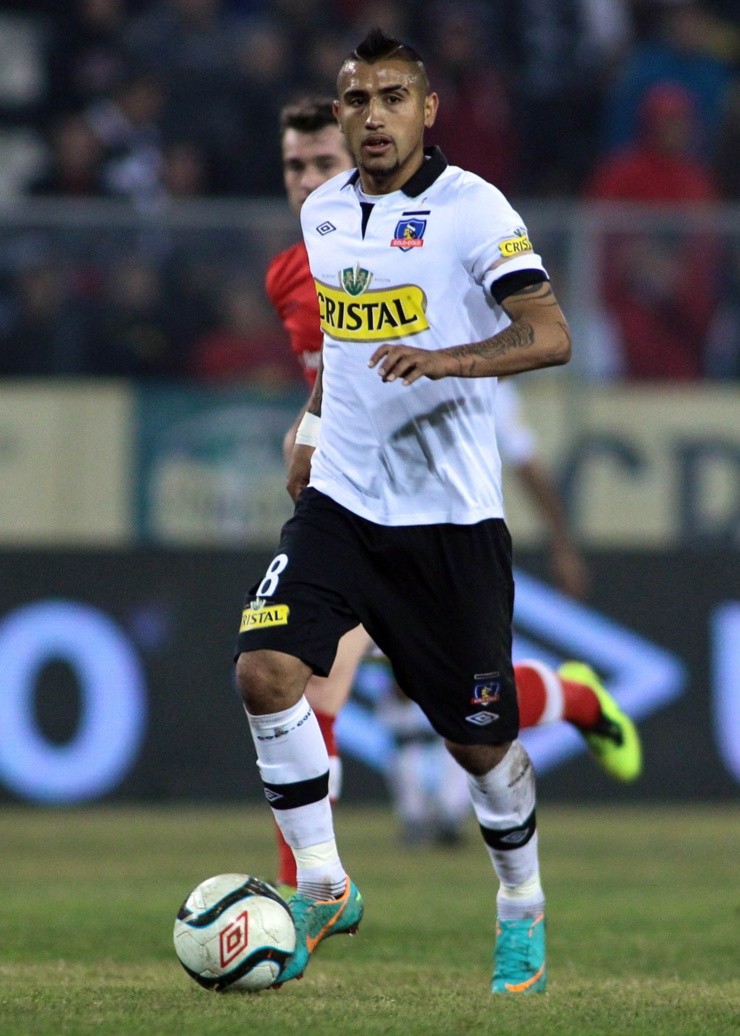 Arturo Vidal jugó por Colo Colo en un amistoso de homenaje al Cóndor Rojas en 2013 (Agencia Uno)