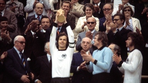 La Copa del Mundo levantada por Franz Beckenbauer será traída al presente.