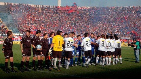 La foto del Superclásico de 2007 que Colo Colo usó para saludar a Universidad de Chile.