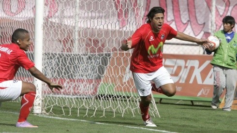 Checho Ibarra festejando un gol con la camiseta de Cienciano