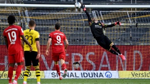 Joshua Kimmich encajó un globito perfecto para abrir el marcador a favor del Bayern Múnich ante el Borussia Dortmund