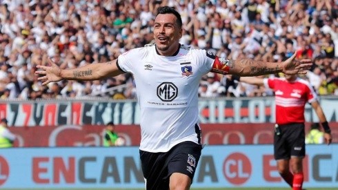 Esteban Paredes celebrando su gol histórico con la camiseta de Colo Colo