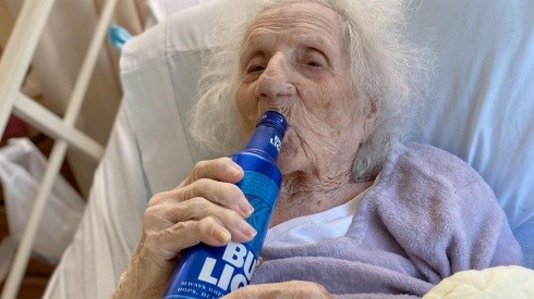 Abuela de 103 años superó el coronavirus y festejó con una cerveza bien helada
