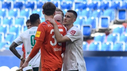 Se abraza el Werder Bremen luego de vencer al Schalke 04