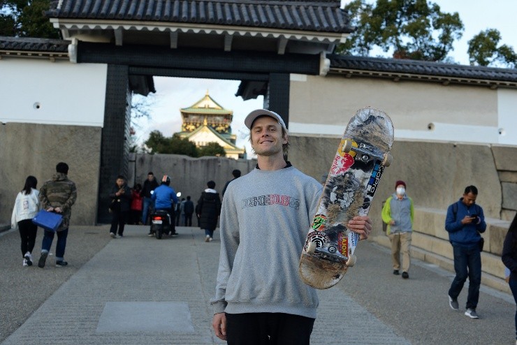 Madars Apse en una jornada de grabación del Skate Tales.