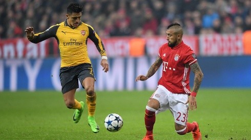 Alexis en el Arsenal enfrentando a Vidal que jugaba en el Bayern Munich por Champions League