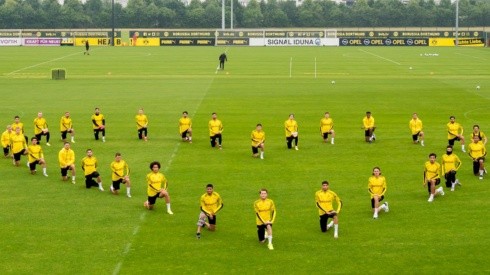 Plantel de Borussia Dortmund posó con gesto de apoyo a la lucha contra el racismo