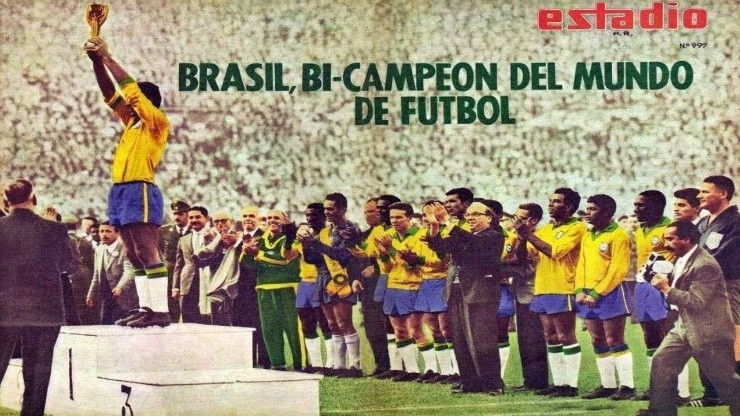 En el Estadio Nacional de Santiago, Brasil levantó por segunda ocasión consecutiva el trofeo de la Copa del Mundo en 1962. La imagen a color, de Revista Estadio, muestra parte de esa premiación.