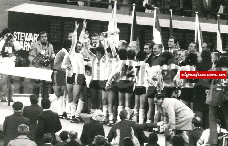 Passarella muestra la Copa del Mundo que obtuvo la Selección de Argentina en Buenos Aires. La jornada contó con celebraciones en todos los puntos de Argentina, incluyendo el Obelisco. Detrás, es posible ver a Havelange y la junta militar trasandina, liderada por Jorge Rafael Videla.
