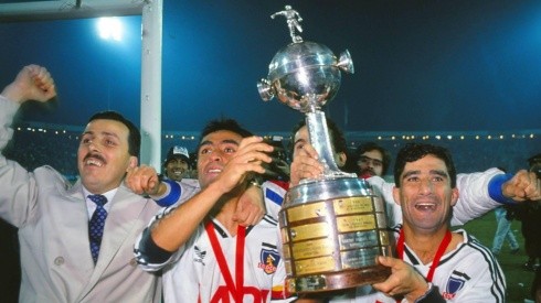 Jaime Pizarro y Rubén Espinoza muestran la Copa Libertadores de América