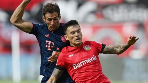 Aránguiz y Goretzka pelean un balón en el duelo entre Bayer y Bayern.