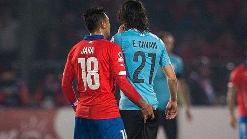 Gonzalo Jara agrede a Edinson Cavani desatando la furia del uruguayo