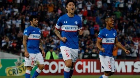 Valber Huerta celebra un gol junto a Edson Puch y César Munder