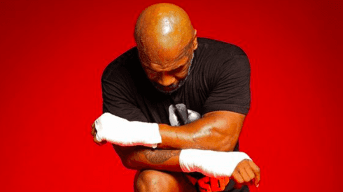 Mike Tyson protesta contra el racismo con imagen de rodillas.