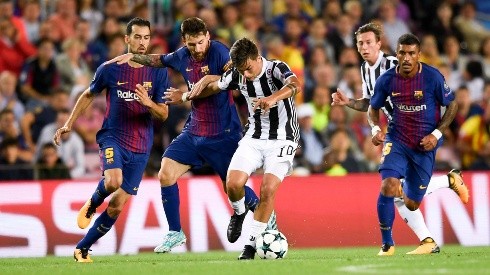 Paulo Dybala ante Lionel Messi en duelo de Champions League