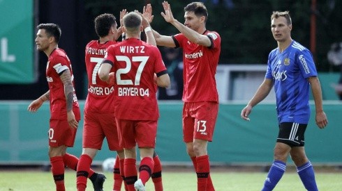 Charles Aránguiz celebró la victoria y la clasificación del Leverkusen