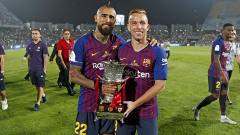 Vidal y Arthur campeones de la Supercopa de España con el Barcelona.