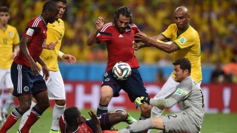 El momento en que Yepes le anota a Brasil y su gol es anulado