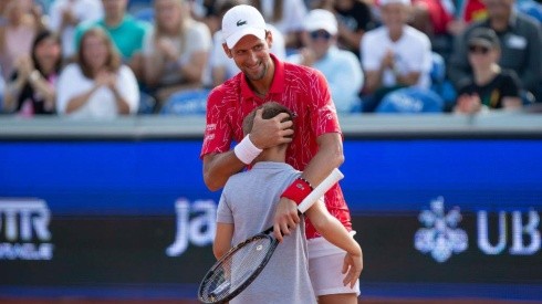 Novak Djokovic abrazando a un niño en Serbia
