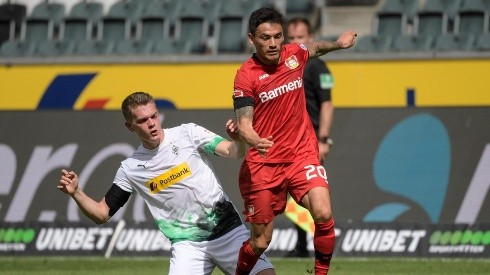 Charles Aránguiz con el Bayer Leverkusen salen a la cancha para enfrentar al Schalke 04 por otra fecha de la Bundesliga.