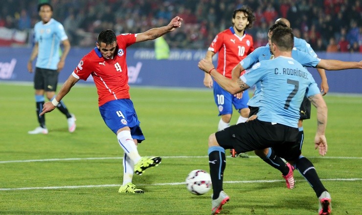 Mauricio Isla fue el encargado de anotar el único gol de la noche ante Uruguay en los cuartos de final de la Copa América 2015, en el Estadio Nacional. El tanto, se tradujo en la clasificación a la semifinal de aquel certamen continental.