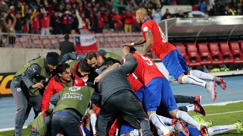 La celebración de los jugadores de la Selección chilena tras el tanto de Mauricio Isla.