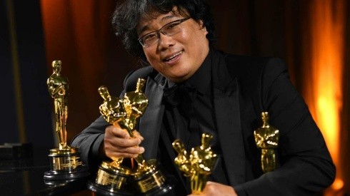 Bong Joon Ho posando con sus Premios Oscar, que ganó gracias a "Parasite" este año.