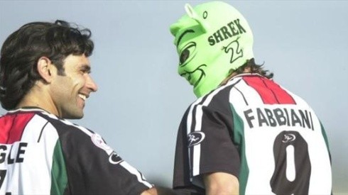 Fabbiani con la camiseta de Palestino celebrando un gol en su estilo