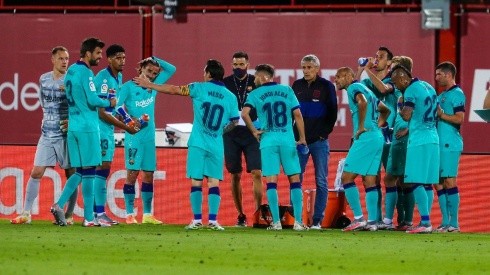 Lionel Messi aparece rodeado por todo el equipo de Barcelona, Quique Setién y su ayudante mientras reparte instrucciones