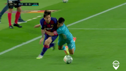 Lionel Messi sufrió un tremendo tackle en duelo entre Barcelona y Leganés