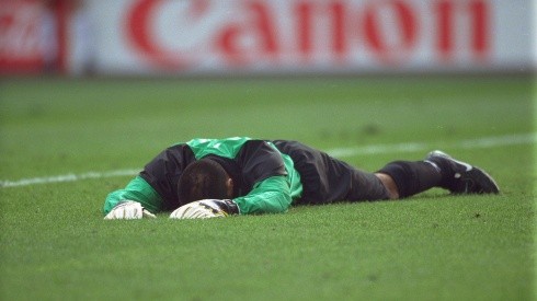 Nelson Tapia queda sepultado en el piso luego del gol de Ivica Vastic