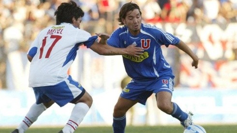 Francisco Arrué jugando por la U siendo marcado por un joven Gary Medel
