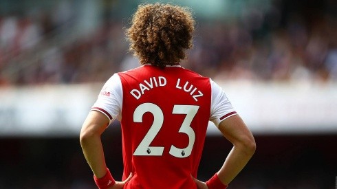 David Luiz fue el verdugo de su propio equipo, cometiendo graves errores que llevaron al Arsenal a caer por 3-0 ante Manchester City en el retorno del fútbol inglés.